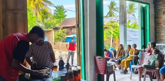 Mahasiswa KKN-T 116 Pemberdayaan Desa Biangloe 2 Tingkatkan Kapasitas Masyarakat Melalui Pelatihan Pembuatan Pupuk Organik Cair dan Pakan Silase FOTO: Jibran Israfil pada Program Kuliah Kerja Nyata Tematik (KKN-T) Gelombang 116 Universitas Hasanuddin, meningkatkan kapasitas masyarakat melalui penerapan ilmu pengetahuan dan teknologi. Pelatihan kegiatan ini dilaksanakan dengan melibatkan masyarakat desa, khususnya ibu rumah tangga, kelompok tani dan peternak, sebagai sasaran utama.