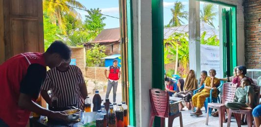 Mahasiswa KKN-T 116 Pemberdayaan Desa Biangloe 2 Tingkatkan Kapasitas Masyarakat Melalui Pelatihan Pembuatan Pupuk Organik Cair dan Pakan Silase FOTO: Jibran Israfil pada Program Kuliah Kerja Nyata Tematik (KKN-T) Gelombang 116 Universitas Hasanuddin, meningkatkan kapasitas masyarakat melalui penerapan ilmu pengetahuan dan teknologi. Pelatihan kegiatan ini dilaksanakan dengan melibatkan masyarakat desa, khususnya ibu rumah tangga, kelompok tani dan peternak, sebagai sasaran utama.