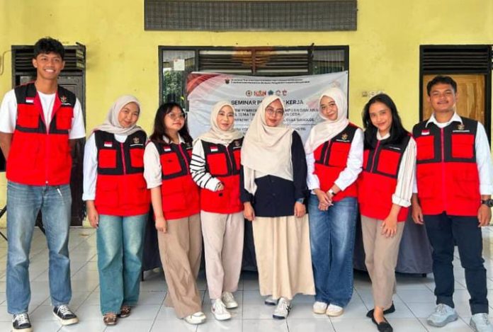 FOTO: Kelompok mahasiswa Kuliah Kerja Nyata (KKN) usai melaksanakan seminar program kerja di Desa Biangloe pada Sabtu (11/07/2026).