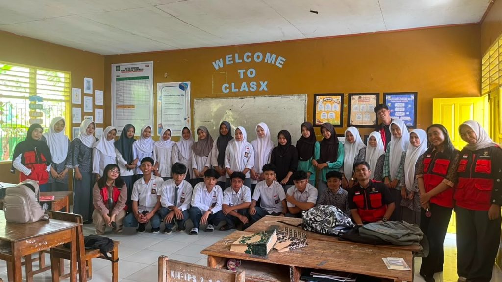 FOTO: Kelompok mahasiswa Kuliah Kerja Nyata (KKN) resmi melaksanakan seminar program kerja di Desa Biangloe pada Sabtu (11/07/2026). Berlangsung mulai pukul 08.00 hingga 12.00 WITA, pemaparan ini berfokus pada upaya pemberdayaan potensi lokal dan peningkatan kapasitas masyarakat desa melalui pendekatan tematik yang terukur. 