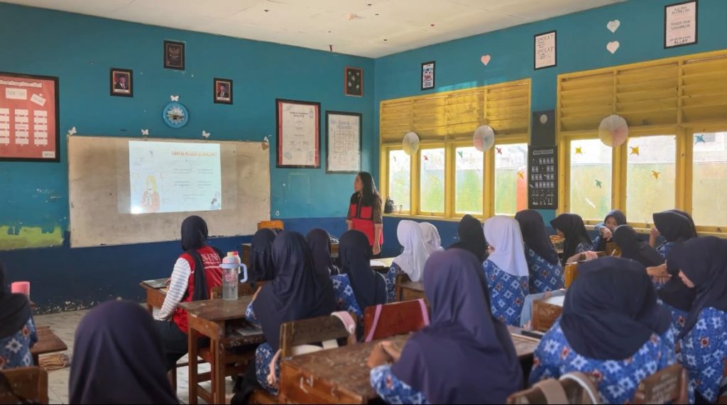 FOTO: Kelompok mahasiswa Kuliah Kerja Nyata (KKN) resmi melaksanakan seminar program kerja di Desa Biangloe pada Sabtu (11/07/2026). Berlangsung mulai pukul 08.00 hingga 12.00 WITA, pemaparan ini berfokus pada upaya pemberdayaan potensi lokal dan peningkatan kapasitas masyarakat desa melalui pendekatan tematik yang terukur. 