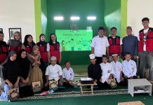KKN Unhas Edukasi Pelajar di Desa Biangloe, Menghadapi Arus Globalisasi Tanpa Kehilangan Indentitas FOTO: Sesi foto bersama setelah pelaksanaan sosialisasi hari pertama di Pondok Pesantren Modern Ash Siddiq Al Lahafia Pusat Bantaeng. Mahasiswa pelaksana KKN Unhas berfoto bersama pimpinan pondok pesantren serta santri dan santriwati, Rabu (22/7/2026). (Foto: Dok. Pribadi)