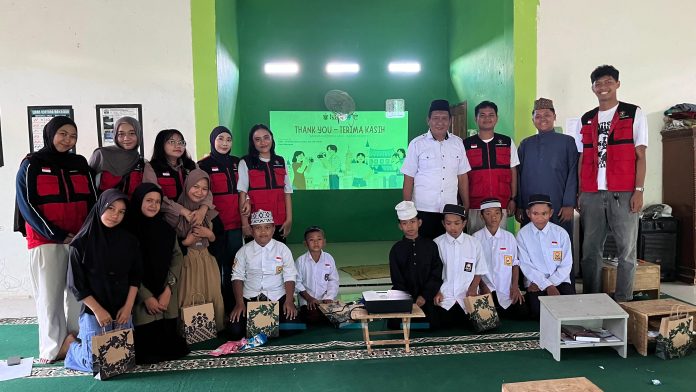 FOTO: Kelompok mahasiswa Kuliah Kerja Nyata (KKN) resmi melaksanakan seminar program kerja di Desa Biangloe pada Sabtu (11/07/2026). Berlangsung mulai pukul 08.00 hingga 12.00 WITA, pemaparan ini berfokus pada upaya pemberdayaan potensi lokal dan peningkatan kapasitas masyarakat desa melalui pendekatan tematik yang terukur.