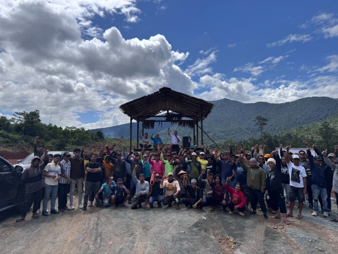 FOTO: Ratusan petani bersama anggota keluarga mereka berkumpul di lahan Dusun Laoli, Desa Harapan, Kecamatan Malili, Selasa (28/7/2026) siang. (Ist)