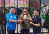 Demo Kasus Dana Hibah KONI: Tidak Bakar Ban, Maulan Bawakan Kejari Makassar Ayam Jantan FOTO: Kepala Seksi (Kasi) Intelijen Kejari Makassar, Sulfikar, SH., MH., saat menerima "Ayam Jantan" dari perwakilan pengunjuk rasa Maulana di pelataran Kantor Kejaksaan Negeri Makassar, Jalan Amanagappa No. 15, Kelurahan Baru, Kecamatan Ujung Pandang, Kota Makassar, Sulawesi Selatan. Jumat (24/7/2026). (ist)