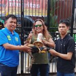 Demo Kasus Dana Hibah KONI: Tidak Bakar Ban, Maulan Bawakan Kejari Makassar Ayam Jantan FOTO: Kepala Seksi (Kasi) Intelijen Kejari Makassar, Sulfikar, SH., MH., saat menerima "Ayam Jantan" dari perwakilan pengunjuk rasa Maulana di pelataran Kantor Kejaksaan Negeri Makassar, Jalan Amanagappa No. 15, Kelurahan Baru, Kecamatan Ujung Pandang, Kota Makassar, Sulawesi Selatan. Jumat (24/7/2026). (ist)