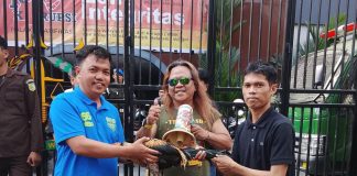 Demo Kasus Dana Hibah KONI: Tidak Bakar Ban, Maulan Bawakan Kejari Makassar Ayam Jantan FOTO: Kepala Seksi (Kasi) Intelijen Kejari Makassar, Sulfikar, SH., MH., saat menerima "Ayam Jantan" dari perwakilan pengunjuk rasa Maulana di pelataran Kantor Kejaksaan Negeri Makassar, Jalan Amanagappa No. 15, Kelurahan Baru, Kecamatan Ujung Pandang, Kota Makassar, Sulawesi Selatan. Jumat (24/7/2026). (ist)