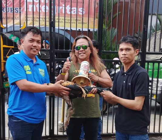 Demo Kasus Dana Hibah KONI: Tidak Bakar Ban, Maulan Bawakan Kejari Makassar Ayam Jantan FOTO: Kepala Seksi (Kasi) Intelijen Kejari Makassar, Sulfikar, SH., MH., saat menerima "Ayam Jantan" dari perwakilan pengunjuk rasa Maulana di pelataran Kantor Kejaksaan Negeri Makassar, Jalan Amanagappa No. 15, Kelurahan Baru, Kecamatan Ujung Pandang, Kota Makassar, Sulawesi Selatan. Jumat (24/7/2026). (ist)