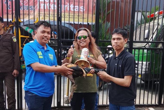 FOTO: Kepala Seksi (Kasi) Intelijen Kejari Makassar, Sulfikar, SH., MH., saat menerima 