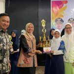 Diera Kepemimpinan Achi Soleman, Dinas Pendidikan Makassar Antar Enam Pelajar Tembus FLS3N Nasional FOTO: Kepala Dinas Pendidikan Kota Makassar, Achi Soleman bersama salah satu siswi yang berhasil melaju sebagai finalis Festival Lomba Seni dan Sastra Siswa Nasional (FLS3N) Tingkat Nasional Tahun 2026.