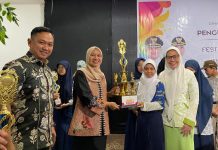 Diera Kepemimpinan Achi Soleman, Dinas Pendidikan Makassar Antar Enam Pelajar Tembus FLS3N Nasional FOTO: Kepala Dinas Pendidikan Kota Makassar, Achi Soleman bersama salah satu siswi yang berhasil melaju sebagai finalis Festival Lomba Seni dan Sastra Siswa Nasional (FLS3N) Tingkat Nasional Tahun 2026.