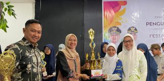 Diera Kepemimpinan Achi Soleman, Dinas Pendidikan Makassar Antar Enam Pelajar Tembus FLS3N Nasional FOTO: Kepala Dinas Pendidikan Kota Makassar, Achi Soleman bersama salah satu siswi yang berhasil melaju sebagai finalis Festival Lomba Seni dan Sastra Siswa Nasional (FLS3N) Tingkat Nasional Tahun 2026.