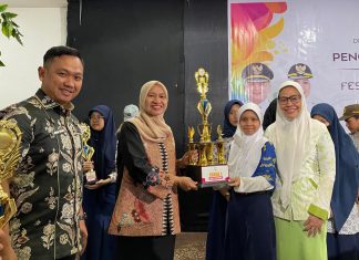 Diera Kepemimpinan Achi Soleman, Dinas Pendidikan Makassar Antar Enam Pelajar Tembus FLS3N Nasional FOTO: Kepala Dinas Pendidikan Kota Makassar, Achi Soleman bersama salah satu siswi yang berhasil melaju sebagai finalis Festival Lomba Seni dan Sastra Siswa Nasional (FLS3N) Tingkat Nasional Tahun 2026.