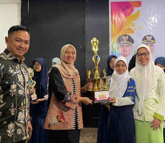 Diera Kepemimpinan Achi Soleman, Dinas Pendidikan Makassar Antar Enam Pelajar Tembus FLS3N Nasional FOTO: Kepala Dinas Pendidikan Kota Makassar, Achi Soleman bersama salah satu siswi yang berhasil melaju sebagai finalis Festival Lomba Seni dan Sastra Siswa Nasional (FLS3N) Tingkat Nasional Tahun 2026.