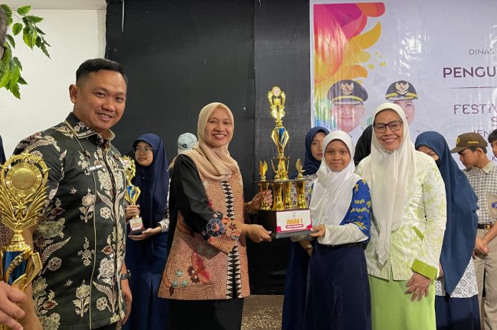 FOTO: Kepala Dinas Pendidikan Kota Makassar, Achi Soleman bersama salah satu siswi yang berhasil melaju sebagai finalis Festival Lomba Seni dan Sastra Siswa Nasional (FLS3N) Tingkat Nasional Tahun 2026.