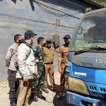 Membunuh Mata Pencaharian di Atas Tumpukan Limbah: Kritik Tajam Daeng Gus Dur Terhadap Kebijakan Sampah Makassar yang Arogan FOTO: Petugas dari Dinas Lingkungan Hidup Kota Makassar saat melakukan sosialisasi kepada sopir pengangkut sampah di TPA Tamangapa, Antang, Kecamatan Manggala. (Ist)