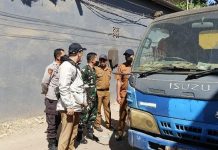 Membunuh Mata Pencaharian di Atas Tumpukan Limbah: Kritik Tajam Daeng Gus Dur Terhadap Kebijakan Sampah Makassar yang Arogan FOTO: Petugas dari Dinas Lingkungan Hidup Kota Makassar saat melakukan sosialisasi kepada sopir pengangkut sampah di TPA Tamangapa, Antang, Kecamatan Manggala. (Ist)