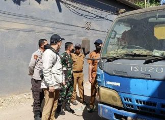 Membunuh Mata Pencaharian di Atas Tumpukan Limbah: Kritik Tajam Daeng Gus Dur Terhadap Kebijakan Sampah Makassar yang Arogan FOTO: Petugas dari Dinas Lingkungan Hidup Kota Makassar saat melakukan sosialisasi kepada sopir pengangkut sampah di TPA Tamangapa, Antang, Kecamatan Manggala. (Ist)