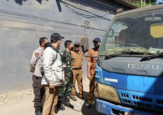 Membunuh Mata Pencaharian di Atas Tumpukan Limbah: Kritik Tajam Daeng Gus Dur Terhadap Kebijakan Sampah Makassar yang Arogan FOTO: Petugas dari Dinas Lingkungan Hidup Kota Makassar saat melakukan sosialisasi kepada sopir pengangkut sampah di TPA Tamangapa, Antang, Kecamatan Manggala. (Ist)