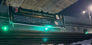 Spanduk Dukung Andi Amar Sulaiman Cagub Sulsel 2029 FOTO: Spanduk bertuliskan "Saatnya Pemuda Memimpin" itu dibentang di kawasan flyover jalan Urip Sumoharjo, Kamis dini hari (30/7/2026). (Ist)