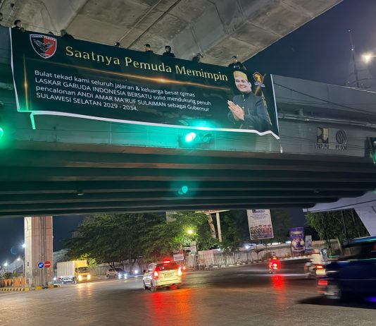 Spanduk Dukung Andi Amar Sulaiman Cagub Sulsel 2029 FOTO: Spanduk bertuliskan "Saatnya Pemuda Memimpin" itu dibentang di kawasan flyover jalan Urip Sumoharjo, Kamis dini hari (30/7/2026). (Ist)