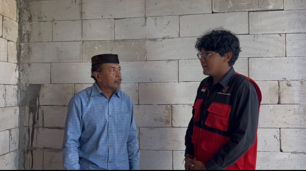 FOTO: Sesi wawancara bersama perwakilan masyarakat untuk memperoleh tanggapan dan evaluasi terhadap pelaksanaan sosialisasi pembuatan pestisida nabati.