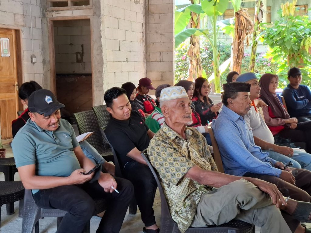 FOTO: Antusiasme masyarakat Desa Tombolo dalam mengikuti sosialisasi pembuatan pestisida nabati sebagai upaya pengendalian hama kakao yang ramah lingkungan.