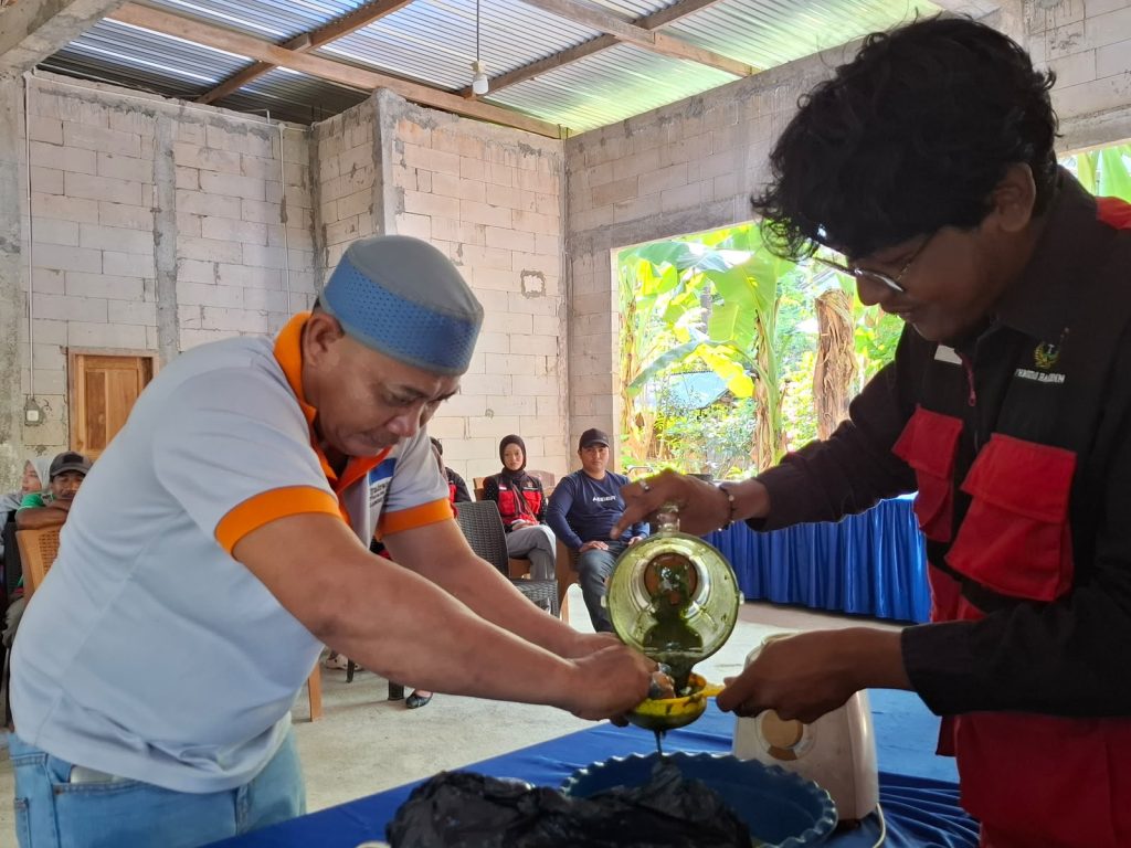 FOTO: Demonstrasi pembuatan pestisida nabati menggunakan bahan alami yang mudah diperoleh dan aman bagi lingkungan.