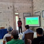 Mahasiswa KKN Unhas: Sosialisasi Pembuatan Pestisida Nabati sebagi Upaya Pengendalian Hama Kakao yang Ramah Lingkungan FOTO: Pemberian edukasi kepada masyarakat mengenai pembuatan pestisida nabati sebagai upaya mendukung budidaya kakao yang ramah lingkungan.