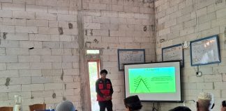 Mahasiswa KKN Unhas: Sosialisasi Pembuatan Pestisida Nabati sebagi Upaya Pengendalian Hama Kakao yang Ramah Lingkungan FOTO: Pemberian edukasi kepada masyarakat mengenai pembuatan pestisida nabati sebagai upaya mendukung budidaya kakao yang ramah lingkungan.