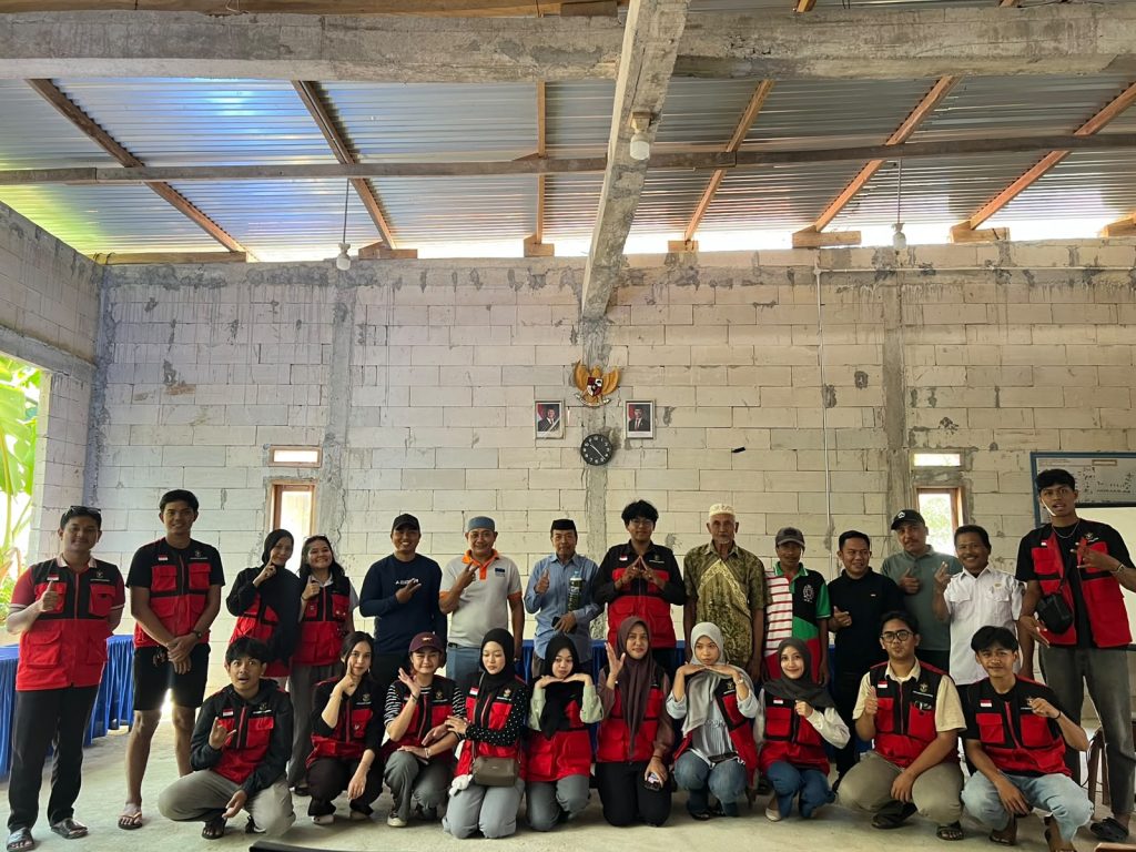 FOTO: Sesi foto bersama mahasiswa KKN Universitas Hasanuddin dan masyarakat Desa Tombolo setelah pelaksanaan sosialisasi pembuatan pestisida nabati sebagai upaya pengendalian hama kakao yang ramah lingkungan.