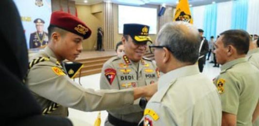 Wakapolri Lantik IAS Sebagai Waketum KBPPP Polri FOTO: Wakil Kepala Kepolisian Negara Republik Indonesia (Wakapolri) Komjen Pol Dedi Prasetyo mengukuhkan Ilham Arief Sirajuddin sebagai Sekertaris Jenderal (Sekjend) KBPPP Polri. (Ist)