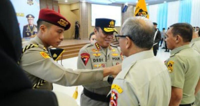 FOTO: Wakil Kepala Kepolisian Negara Republik Indonesia (Wakapolri) Komjen Pol Dedi Prasetyo mengukuhkan Ilham Arief Sirajuddin sebagai Sekertaris Jenderal (Sekjend) KBPPP Polri. (Ist) FOTO: Wakil Kepala Kepolisian Negara Republik Indonesia (Wakapolri) Komjen Pol Dedi Prasetyo mengukuhkan Ilham Arief Sirajuddin sebagai Sekertaris Jenderal (Sekjend) KBPPP Polri. (Ist)