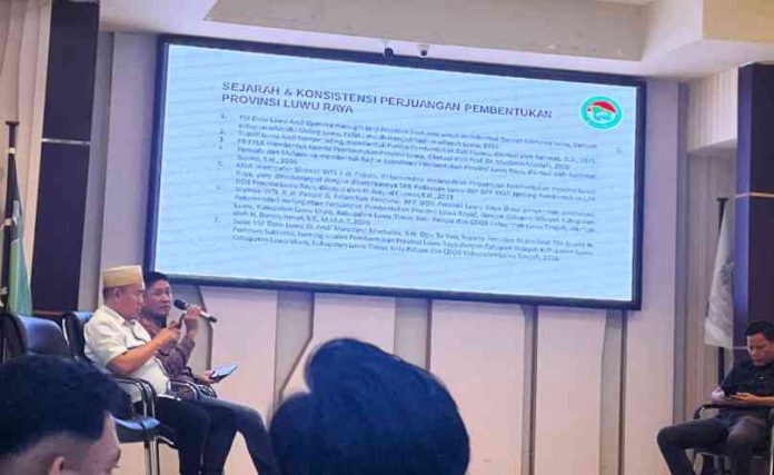 FOTO: Juru Bicara Badan Pekerja Pembentukan (BPP) DOB Provinsi Luwu Raya, Udhi Syahruddin Hamun, saat menjadi narasumber pada Dialog Kebangsaan yang dirangkaikan dengan Pelantikan Pengurus HMI Cabang Persiapan Luwu Utara di Masamba, Rabu (29/7/2026).