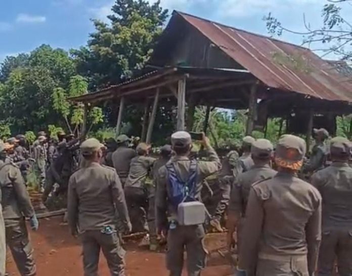 FOTO: Satpol PP saat melakukan penggusuran lahan di Dusun Harapan, Desa Harapan, Kecamatan Malili, Kabupaten Luwu Timur, Kamis (30/7/2026) FOTO: Satpol PP saat melakukan penggusuran lahan di Dusun Harapan, Desa Harapan, Kecamatan Malili, Kabupaten Luwu Timur, Kamis (30/7/2026)