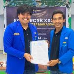 KONFERCAB XXXIV PMII Kota Makassar Tetapkan Ridwan sebagai Ketua Formatur Periode 2026–2027 FOTO: Trigosal Ariadi Sekretaris Pengurus Kordinator Cabang PMII Sulsel, Sekaligus Kordinator Steering Commite Konfercab XXXIV PMII Makassar saat menyerahkan kepengurusan kepada Sahabat Ridwan sebagai Ketua Formatur Pengurus Cabang PMII Kota Makassar periode 2026–2027