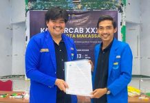 KONFERCAB XXXIV PMII Kota Makassar Tetapkan Ridwan sebagai Ketua Formatur Periode 2026–2027 FOTO: Trigosal Ariadi Sekretaris Pengurus Kordinator Cabang PMII Sulsel, Sekaligus Kordinator Steering Commite Konfercab XXXIV PMII Makassar saat menyerahkan kepengurusan kepada Sahabat Ridwan sebagai Ketua Formatur Pengurus Cabang PMII Kota Makassar periode 2026–2027