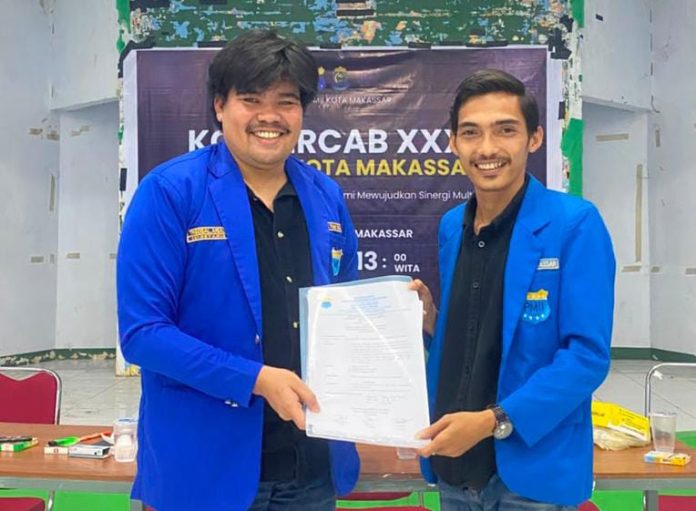 FOTO: Trigosal Ariadi Sekretaris Pengurus Kordinator Cabang PMII Sulsel, Sekaligus Kordinator Steering Commite Konfercab XXXIV PMII Makassar saat menyerahkan kepengurusan kepada Sahabat Ridwan sebagai Ketua Formatur Pengurus Cabang PMII Kota Makassar periode 2026–2027 FOTO: Trigosal Ariadi Sekretaris Pengurus Kordinator Cabang PMII Sulsel, Sekaligus Kordinator Steering Commite Konfercab XXXIV PMII Makassar saat menyerahkan kepengurusan kepada Sahabat Ridwan sebagai Ketua Formatur Pengurus Cabang PMII Kota Makassar periode 2026–2027