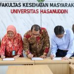 Kolegium Kesehatan Masyarakat Dampingi Unhas Matangkan Program Studi Profesi FOTO: Ketua Kolegium Kesehatan Masyarakat, Prof. Dr. Ede Surya Darmawan, SKM., MDM., dan Dekan FKM Unhas, Ansariadi, SKM.,M.Sc.PH.,Ph.D. dan Delegasi Kolegium Kesehatan Masyarakat dipimpin Ketua Kolegium, Prof. Dr. Ede Surya Darmawan, SKM., MDM., didampingi Sekretaris Kolegium Fajar Ariyanti, SKM., M.Kes., Ph.D.; Bendahara Dr. drh. Siti Riptifah Tri Handari, M.Kes.; Ketua Bidang 4 Prof. Dr. Besral, SKM., M.Sc.; serta Anggota Bidang 2 Dr. Ir. Suyatno, M.Kes.Kegiatan berlangsung pada Jumat (31/7) di Fakultas Kesehatan Masyarakat, Kampus Unhas Tamalanrea, Makassar.