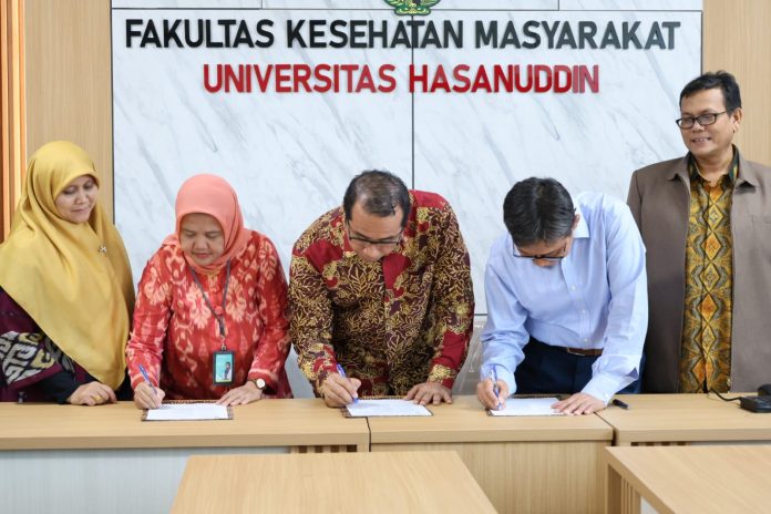 FOTO: Ketua Kolegium Kesehatan Masyarakat, Prof. Dr. Ede Surya Darmawan, SKM., MDM., dan Dekan FKM Unhas, Ansariadi, SKM.,M.Sc.PH.,Ph.D. dan Delegasi Kolegium Kesehatan Masyarakat dipimpin Ketua Kolegium, Prof. Dr. Ede Surya Darmawan, SKM., MDM., didampingi Sekretaris Kolegium Fajar Ariyanti, SKM., M.Kes., Ph.D.; Bendahara Dr. drh. Siti Riptifah Tri Handari, M.Kes.; Ketua Bidang 4 Prof. Dr. Besral, SKM., M.Sc.; serta Anggota Bidang 2 Dr. Ir. Suyatno, M.Kes.Kegiatan berlangsung pada Jumat (31/7) di Fakultas Kesehatan Masyarakat, Kampus Unhas Tamalanrea, Makassar.