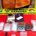 Bekuk Pengedar Narkoba, Satres Narkoba Polresta Deli Serdang amankan Barang Bukti FOTO: Narkoba Polresta Deli Serdang bekuk pengedar narkoba di Dusun II Desa Bakaran Batu Kec. Batang Kuis Kab. Deli Serdang.