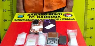 Bekuk Pengedar Narkoba, Satres Narkoba Polresta Deli Serdang amankan Barang Bukti FOTO: Narkoba Polresta Deli Serdang bekuk pengedar narkoba di Dusun II Desa Bakaran Batu Kec. Batang Kuis Kab. Deli Serdang.