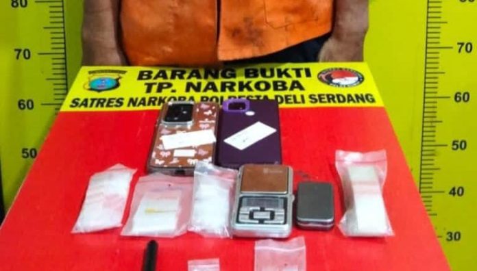 FOTO: Narkoba Polresta Deli Serdang bekuk pengedar narkoba di Dusun II Desa Bakaran Batu Kec. Batang Kuis Kab. Deli Serdang.