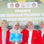 Mahasiswa Unhas Ubah Serai dan Pandan Jadi Senjata Alami Melawan Kutu Beras FOTO: Tim PHARMACOUNT Unhas, Humairah Afifah (Farmasi 2023), Afiya Nahda Hesa (Farmasi 2024), Artika Sari Supardy (Akuntansi 2024), Adinda Yulia (Akuntansi 2024).