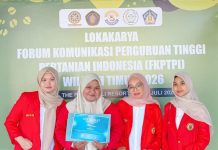 Mahasiswa Unhas Ubah Serai dan Pandan Jadi Senjata Alami Melawan Kutu Beras FOTO: Tim PHARMACOUNT Unhas, Humairah Afifah (Farmasi 2023), Afiya Nahda Hesa (Farmasi 2024), Artika Sari Supardy (Akuntansi 2024), Adinda Yulia (Akuntansi 2024).
