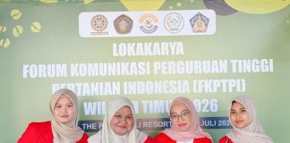 Mahasiswa Unhas Ubah Serai dan Pandan Jadi Senjata Alami Melawan Kutu Beras FOTO: Tim PHARMACOUNT Unhas, Humairah Afifah (Farmasi 2023), Afiya Nahda Hesa (Farmasi 2024), Artika Sari Supardy (Akuntansi 2024), Adinda Yulia (Akuntansi 2024).