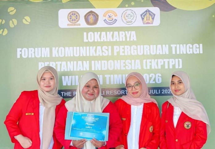 FOTO: Tim PHARMACOUNT Unhas, Humairah Afifah (Farmasi 2023), Afiya Nahda Hesa (Farmasi 2024), Artika Sari Supardy (Akuntansi 2024), Adinda Yulia (Akuntansi 2024).