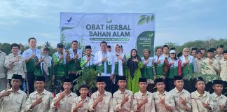Taruna Ikrar Kepala BPOM Resmikan Pusat Tanaman Obat bahan alam di Palembang, Perkuat Konsep ABG FOTO: Kepala Badan Pengawas Obat dan Makanan (BPOM) RI, Prof. Dr. Taruna Ikrar, meresmikan Pusat Tanaman Obat Bahan Alam di Pondok Pesantren Al Ittifaqiah, Sumatera Selatan.