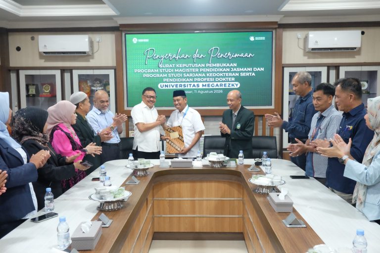 FOTO: Penyerahan SK pembukaan tiga prodi baru Unimerz, masing-masing Prodi Magister Pendidikan Jasmani, Sarjana Kedokteran, dan Pendidikan Profesi Dokter.