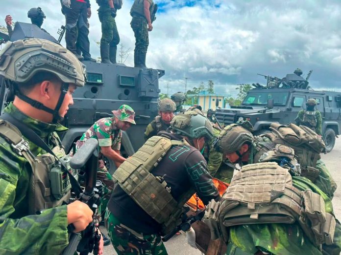 FOTO: Personel Koops TNI Habema berhasil mengevakuasi satu dari tiga jenazah warga sipil korban penembakan yang diduga dilakukan oleh kelompok OPM Kodap XVI/Yahukimo. Korban atas nama Teina Alya, warga Kampung Unaukam, ditemukan di kawasan longsoran Kali Kolof, Distrik Seradala, Kabupaten Yahukimo, Papua Pegunungan, Jumat (31/7/2026). (Dok.Koops TNI Habema)